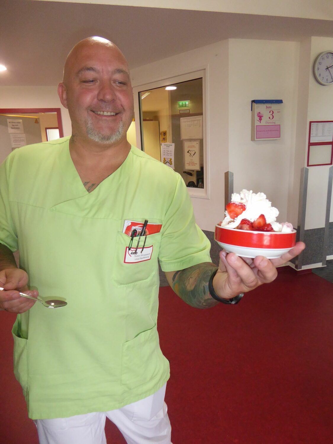 ein Pfleger mit Erdbeeren und Sahne