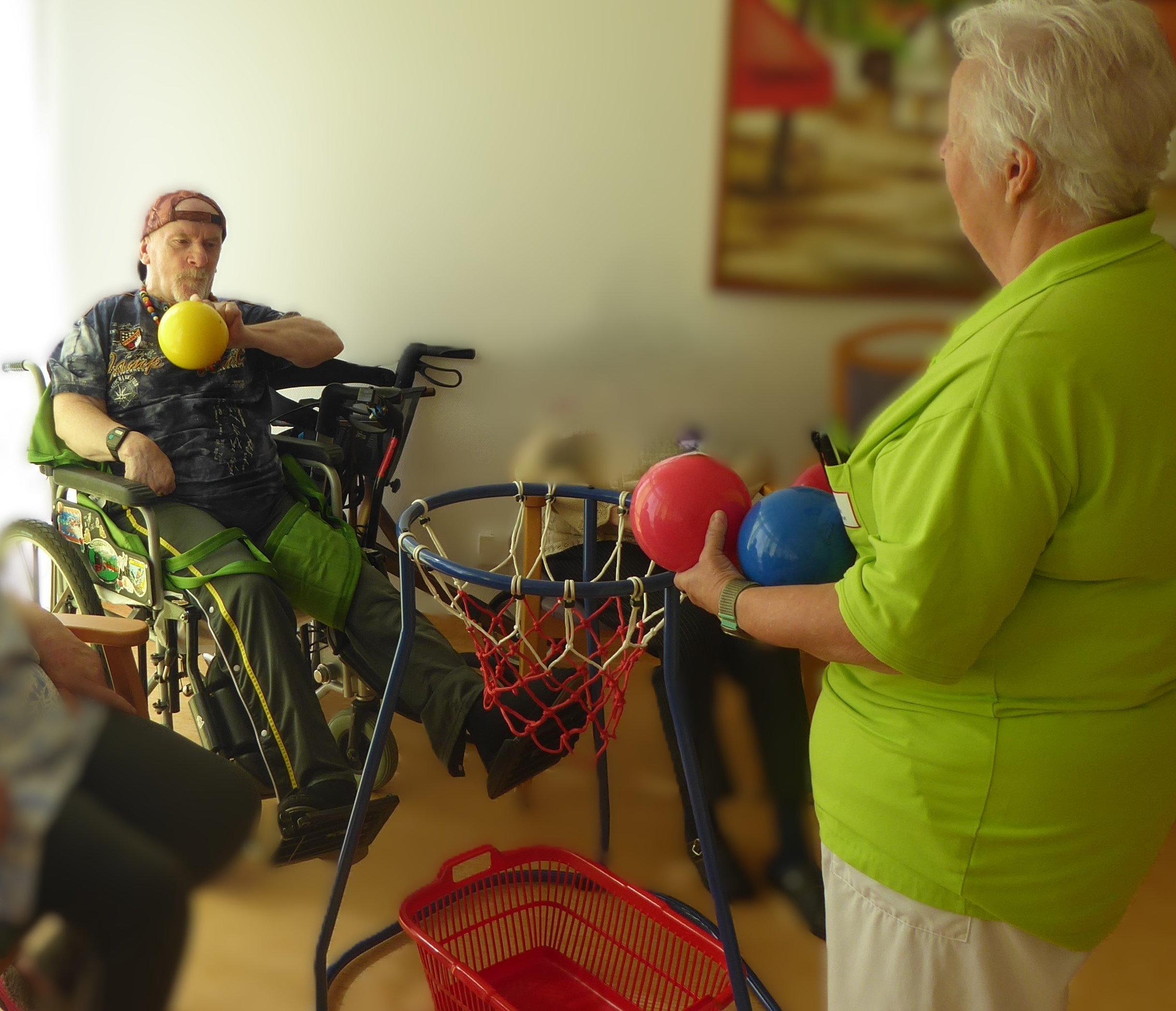 ein Bewohner spielt ein Ballspiel