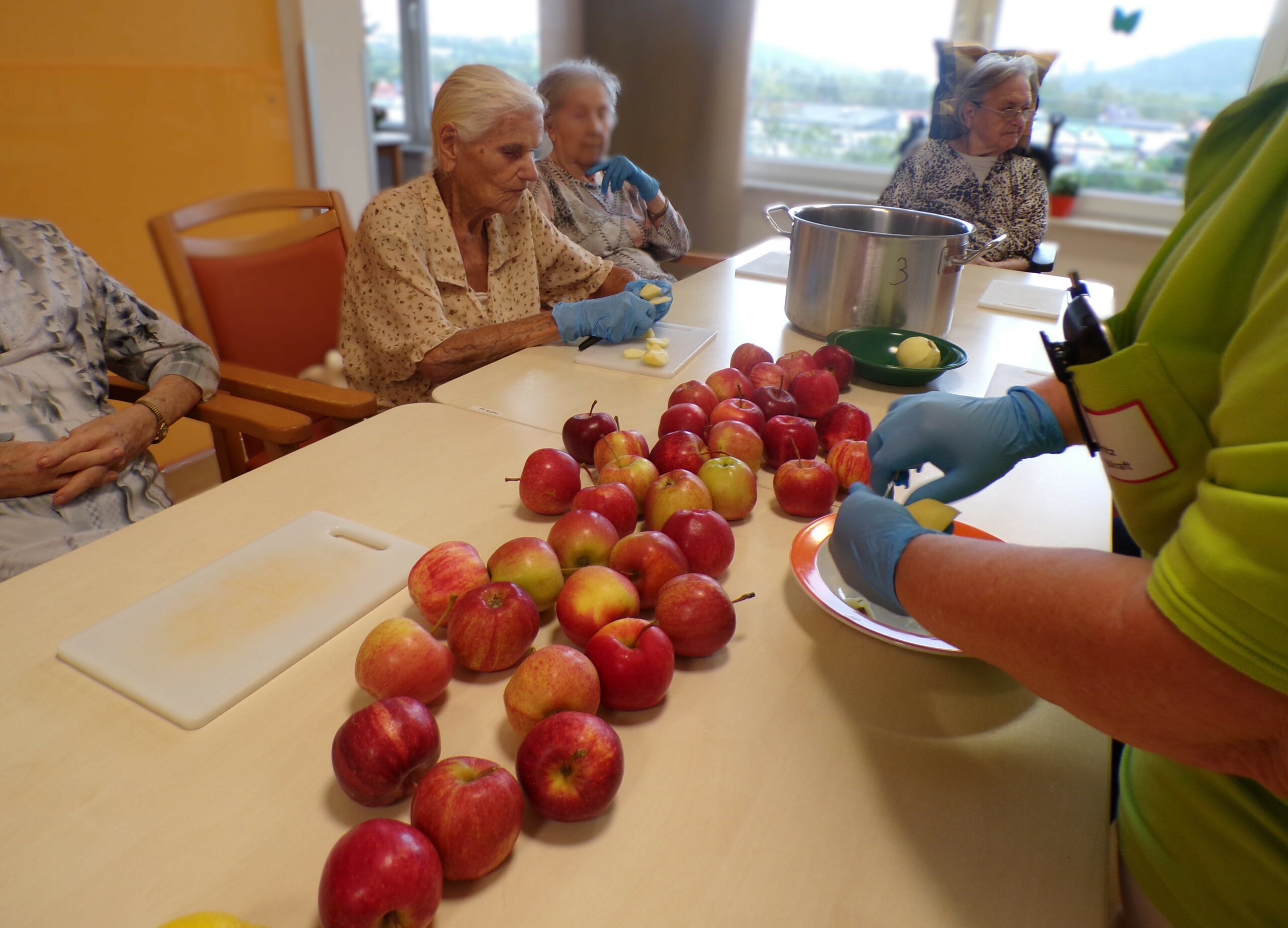 Bewohnerinnen schälen Äpfel